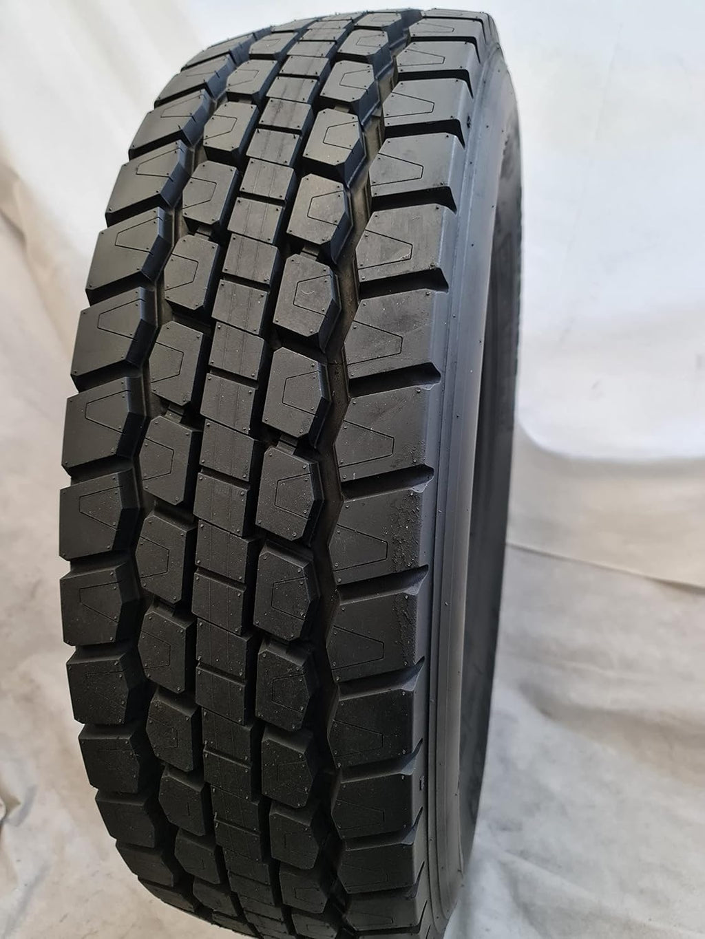 245/70R19.5 R60 Drive 14 Ply Tires F6047