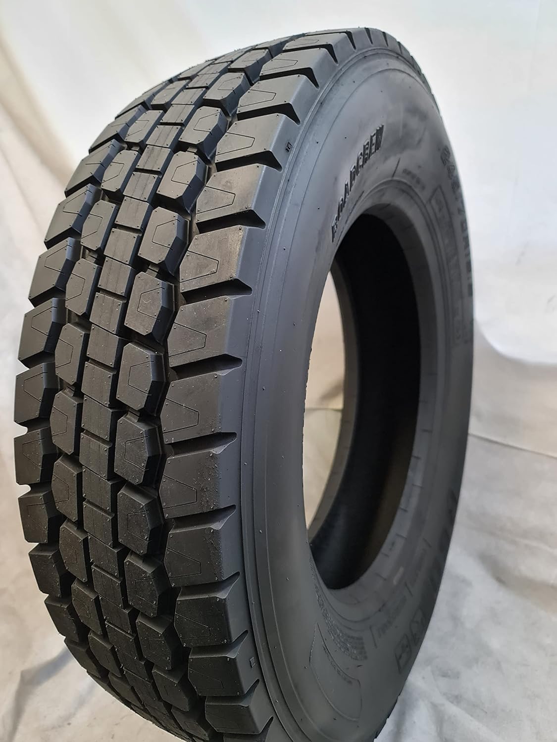 245/70R19.5 R60 Drive 14 Ply Tires F6047