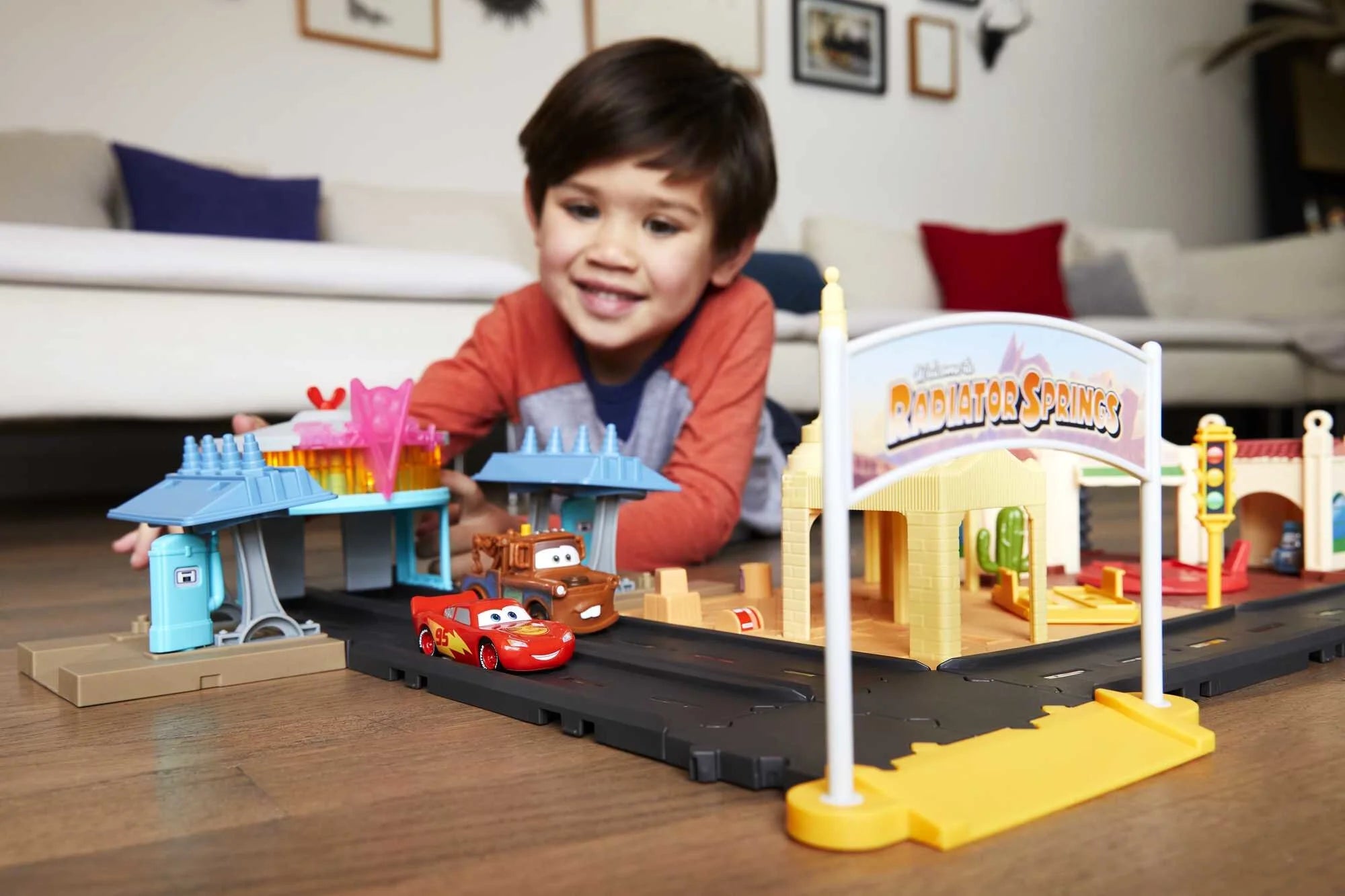 Radiator Springs Tour Playset with 2 Toy Cars & Light-Up Countdown T333